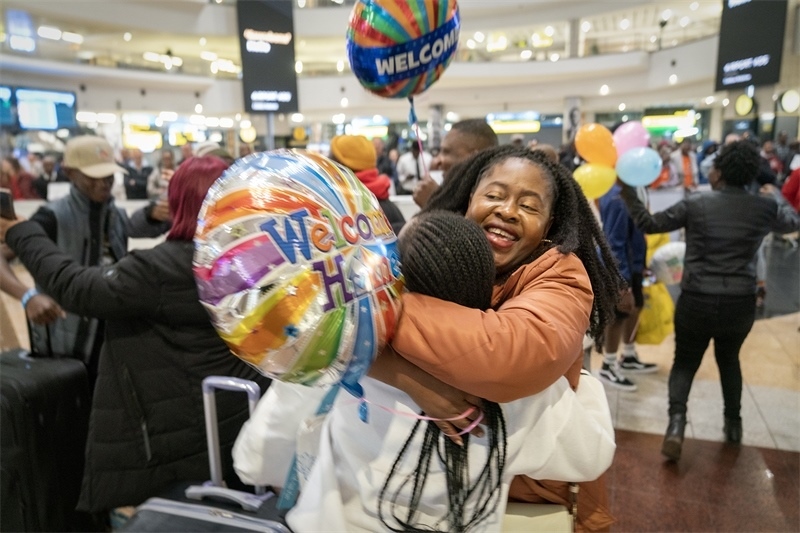 學(xué)生與家長(zhǎng)相擁歡慶。希拉茲·莫林?jǐn)z