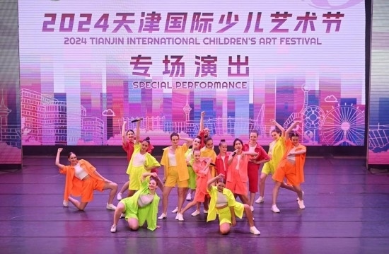 7月22日，來自俄羅斯的舞蹈團(tuán)演員在藝術(shù)節(jié)上展演。新華社記者 趙子碩 攝