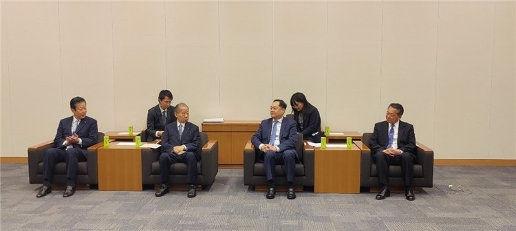 4月11日，楊萬明會長在東京會見日中友好議員聯(lián)盟會長二階俊博（左二）。中國人民對外友好協(xié)會供圖