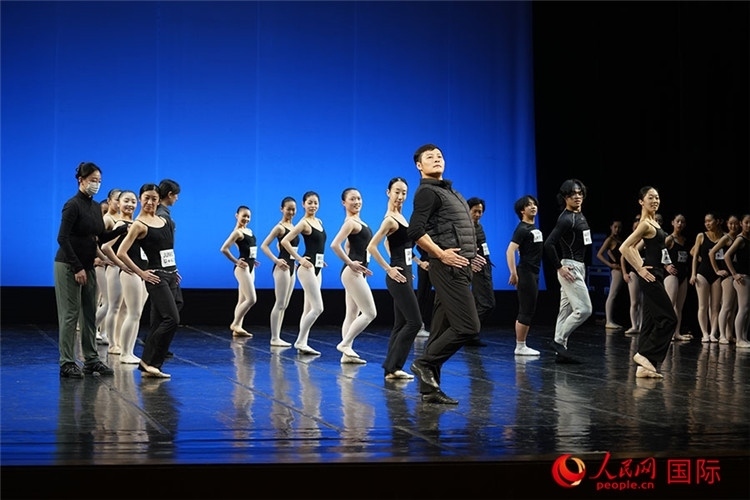 3月26日，松山芭蕾舞團(tuán)青年代表團(tuán)成員在中央芭蕾舞團(tuán)交流學(xué)習(xí)。人民網(wǎng)記者 張麗婭攝
