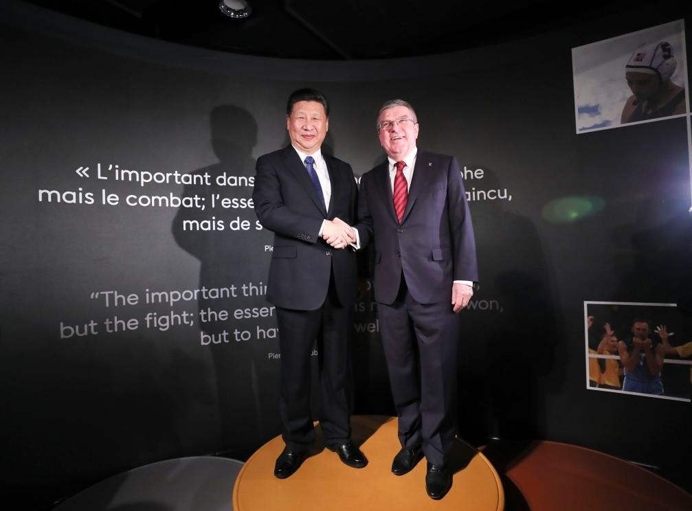 2017年1月18日，國家主席習(xí)近平在瑞士洛桑國際奧林匹克博物館會見國際奧林匹克委員會主席巴赫。這是習(xí)近平和巴赫在奧運(yùn)冠軍領(lǐng)獎臺上合影。新華社記者 蘭紅光 攝