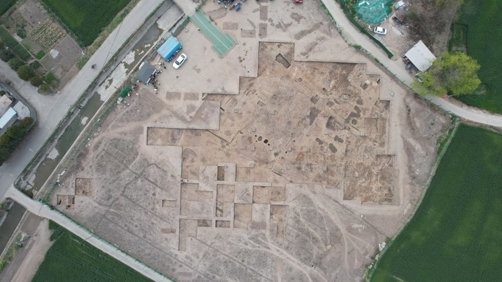 這是2024年3月23日拍攝的四川省廣漢市三星堆遺址發(fā)掘區(qū)（無(wú)人機(jī)照片）。新華社發(fā)（四川省文物考古研究院供圖）