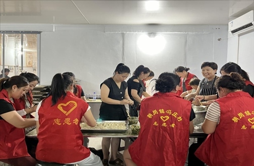 志愿者在以孝治家大食堂工作。（受訪者供圖）