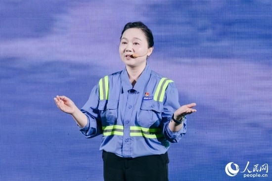 黃英紅講述在互聯(lián)網(wǎng)“種地”的故事。人民網(wǎng)攝