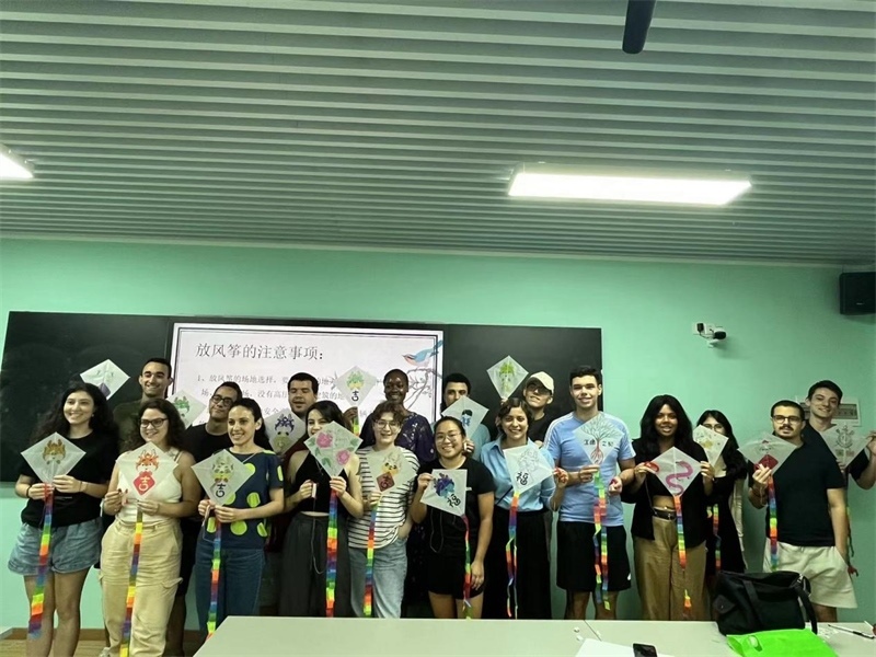 在中國和巴西共迎兩國建交50周年之際，巴西圣保羅州立大學(xué)孔子學(xué)院今年7月成功組織多批、近40名巴西青少年來華進(jìn)行短期訪問交流，圖為訪問團(tuán)成員參加文化體驗(yàn)活動(dòng)。 巴西圣保羅州立大學(xué)孔子學(xué)院供圖