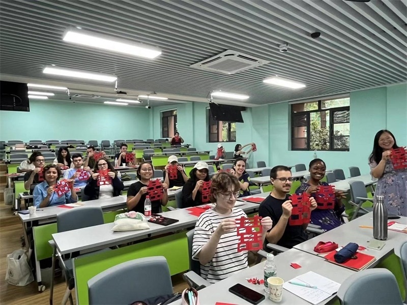 在中國和巴西共迎兩國建交50周年之際，巴西圣保羅州立大學(xué)孔子學(xué)院今年7月成功組織多批、近40名巴西青少年來華進(jìn)行短期訪問交流，圖為訪問團(tuán)成員參加文化體驗(yàn)活動(dòng)。 巴西圣保羅州立大學(xué)孔子學(xué)院供圖