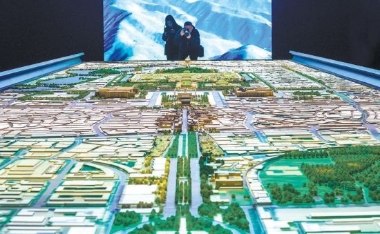 首都博物館“輝煌中軸”展廳內(nèi)，十六米長(zhǎng)的中軸線沙盤(pán)，配以立體投影技術(shù)，展現(xiàn)北京中軸線之壯美。 本報(bào)記者 武亦彬攝