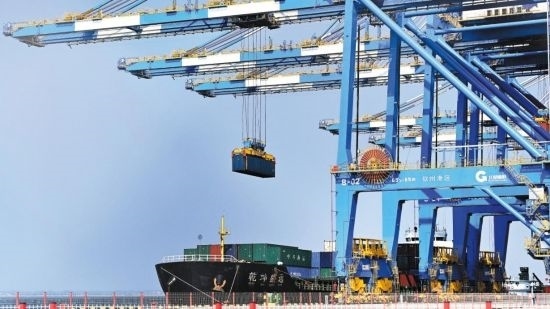自動化起重機在中國（廣西）自由貿(mào)易試驗區(qū)欽州港吊裝集裝箱。（圖片來源：新華社）