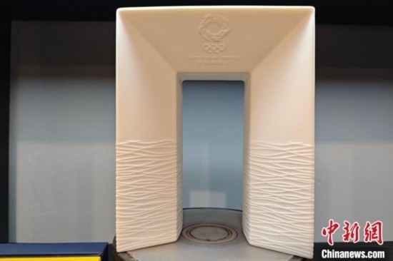 白瓷作品《凱旋尊》巧妙融合了法國(guó)與中國(guó)最具象征意義的藝術(shù)形式和元素進(jìn)行再創(chuàng)造。 吳冠標(biāo) 攝