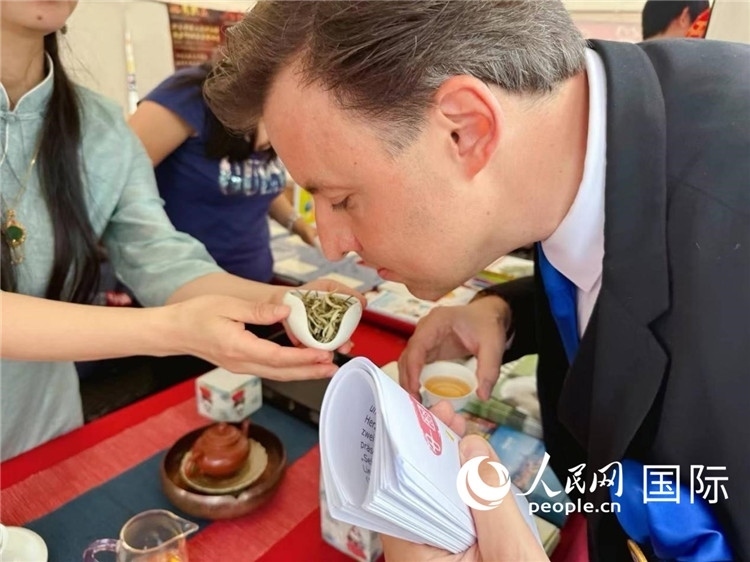 德國(guó)市民品鑒中國(guó)茶。人民網(wǎng)記者 劉赫攝