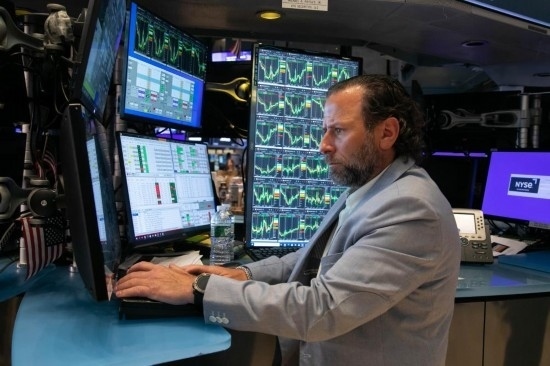 5月3日，交易員在美國(guó)紐約證券交易所交易大廳工作。新華社發(fā)（郭克攝）