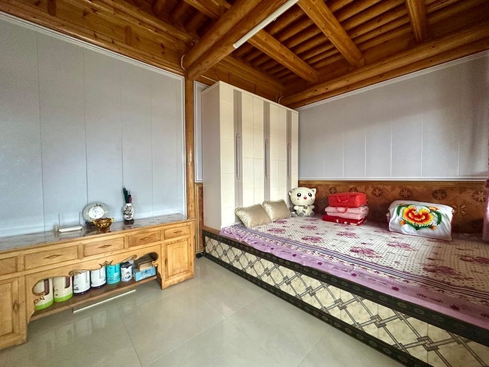 圖為7月13日拍攝的喇德?tīng)D家維修加固后的房屋一角。新華社記者 張子琪 攝