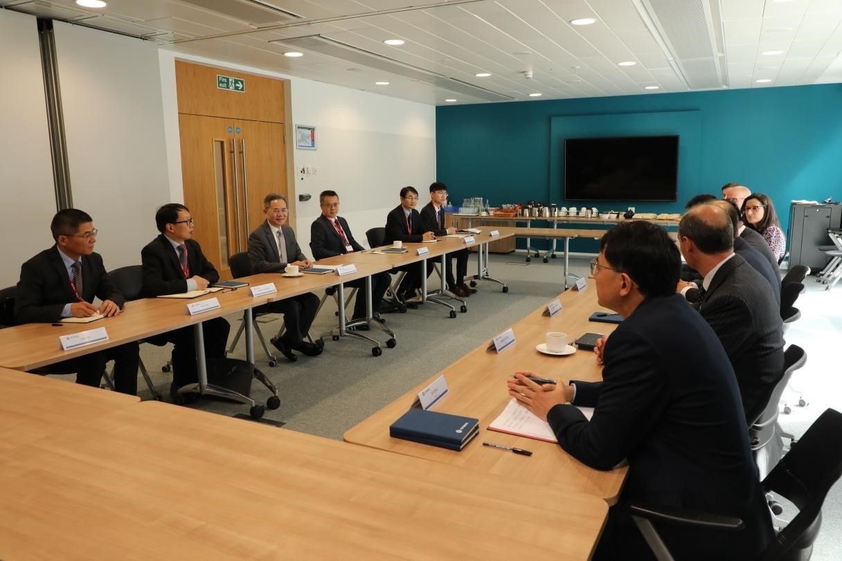 圖為中國駐英國大使鄭澤光與項(xiàng)目運(yùn)營團(tuán)隊(duì)及企業(yè)合作機(jī)構(gòu)負(fù)責(zé)人座談現(xiàn)場。中國駐英國使館供圖