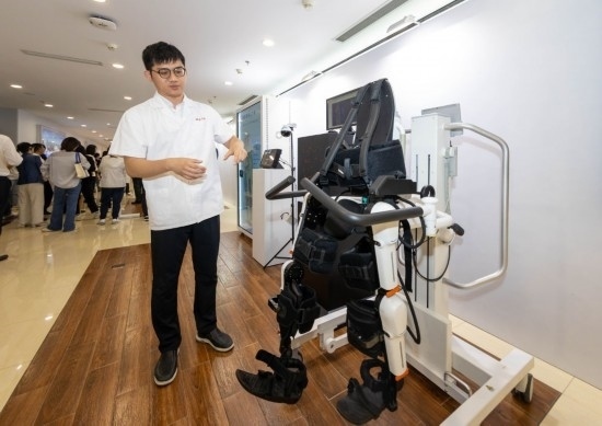 2024年5月24日，在位于上海市嘉定區(qū)的上海交通大學(xué)醫(yī)學(xué)院附屬瑞金醫(yī)院腫瘤質(zhì)子中心，工作人員介紹由瑞金醫(yī)院醫(yī)生和醫(yī)療公司共同研發(fā)的用于恢復(fù)患者下肢的醫(yī)療機(jī)器人。新華社記者 王翔 攝