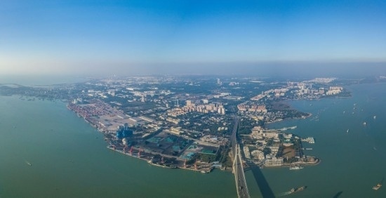 海南自貿(mào)港重點(diǎn)園區(qū)——洋浦經(jīng)濟(jì)開發(fā)區(qū)（2023年12月31日攝，無人機(jī)全景照片）。新華社記者 蒲曉旭 攝