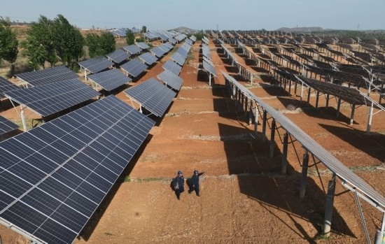 2024年4月16日，工人在河北省石家莊市靈壽縣譚莊鄉(xiāng)程家莊村的“農(nóng)光互補(bǔ)”光伏發(fā)電場巡查（無人機(jī)照片）。新華社記者 楊世堯 攝