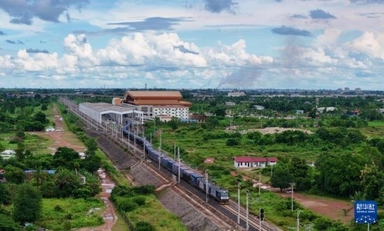 8月5日，由老撾籍火車司機獨立駕駛的滿載貨物的列車駛出萬象站，向中國昆明進發(fā)（無人機照片）。新華社發(fā)（楊永全 攝）