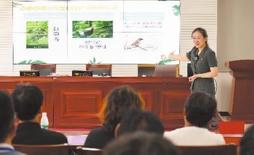 圖②：法官給旁聽(tīng)群眾講解破壞生態(tài)環(huán)境的危害和法律后果。