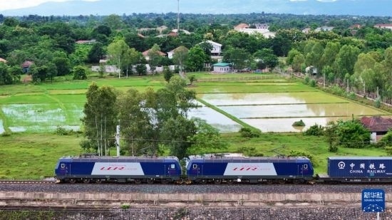 8月5日，由老撾籍火車司機獨立駕駛的滿載貨物的列車駛出萬象站，向中國昆明進發(fā)（無人機照片）。新華社發(fā)（楊永全 攝）