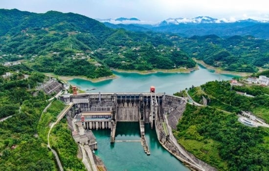 這是陜西安康水電站大壩（2024年6月21日攝，無人機(jī)照片）。新華社記者 蔡湘鑫 攝