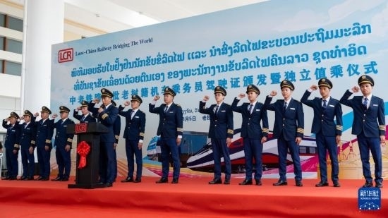 8月5日，在中老鐵路萬象站，中老鐵路首批14名老撾籍火車司機進行宣誓。新華社發(fā)（凱喬 攝）