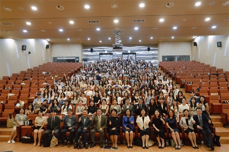 8月5日，第十一屆在韓國際中文教育志愿者崗中培訓(xùn)舉行開班儀式。圖為活動現(xiàn)場合影。 教育部中外語言交流合作中心供圖