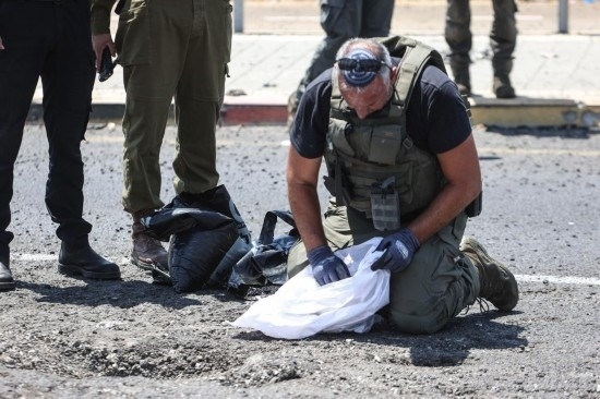 8月6日，在以色列納哈里亞，警方在無人機襲擊現(xiàn)場開展工作。以色列國防軍6日發(fā)表聲明說，多架無人機當天從黎巴嫩射向以色列，造成以色列邊境城市納哈里亞數(shù)名平民受傷。新華社/基尼圖片社