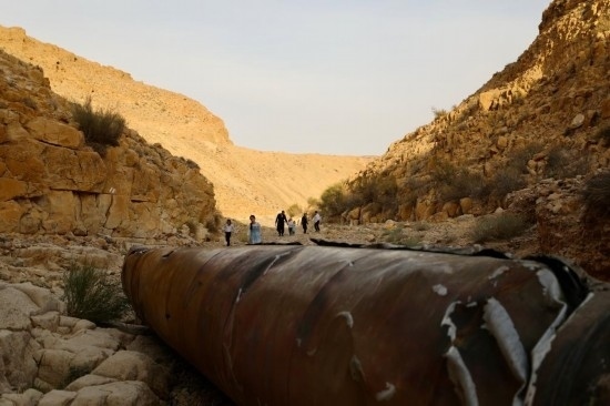 這是4月28日在以色列南部城市阿拉達(dá)附近拍攝的伊朗導(dǎo)彈殘骸。新華社發(fā)（賈馬爾·阿瓦德攝）