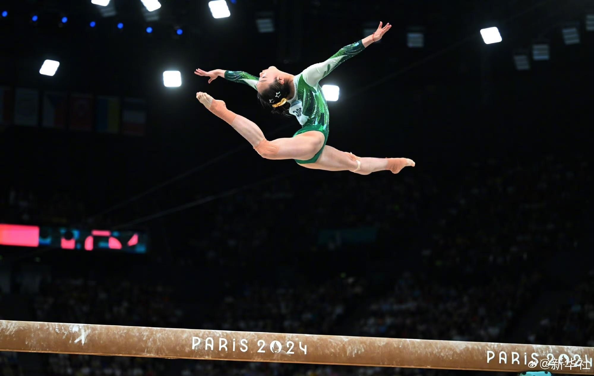 巴黎奧運會體操女子平衡木比賽中，中國選手周雅琴的靚麗身姿