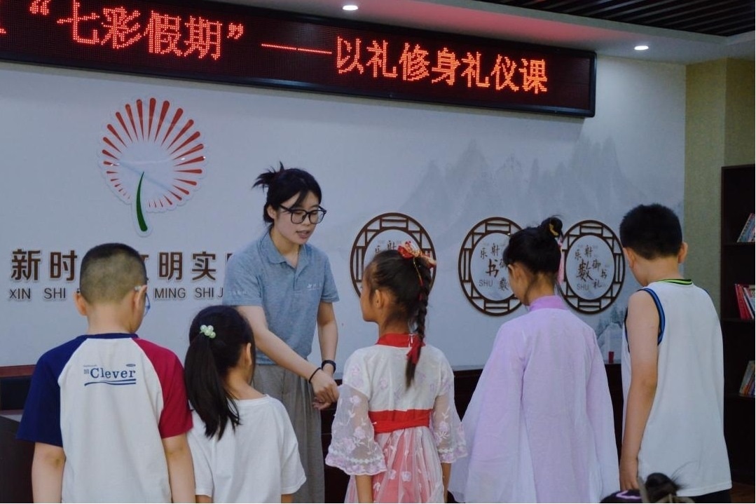 曲阜市小雪街道如意社區(qū)新時(shí)代文明實(shí)踐站以禮修身禮儀課。謝婉瑩 攝