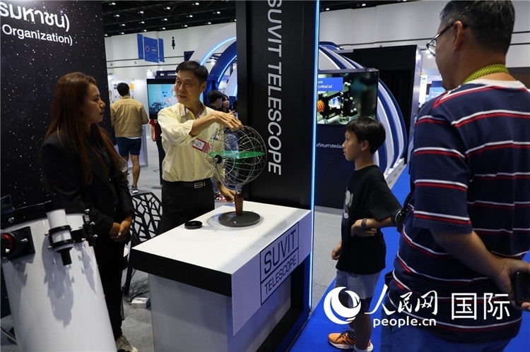 專家向觀眾講述航天知識(shí)。人民網(wǎng)記者簡(jiǎn)承淵攝。