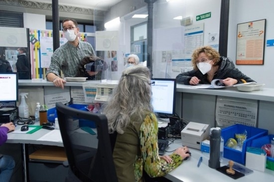 1月15日，人們在西班牙馬德里一家診所內(nèi)就診。新華社發(fā)（古斯塔沃·巴連特攝）