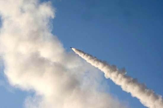 這張2011年6月28日在伊朗中部城市庫(kù)姆附近拍攝的照片顯示，一枚導(dǎo)彈在“偉大先知６”軍事演習(xí)中發(fā)射升空。新華社發(fā)