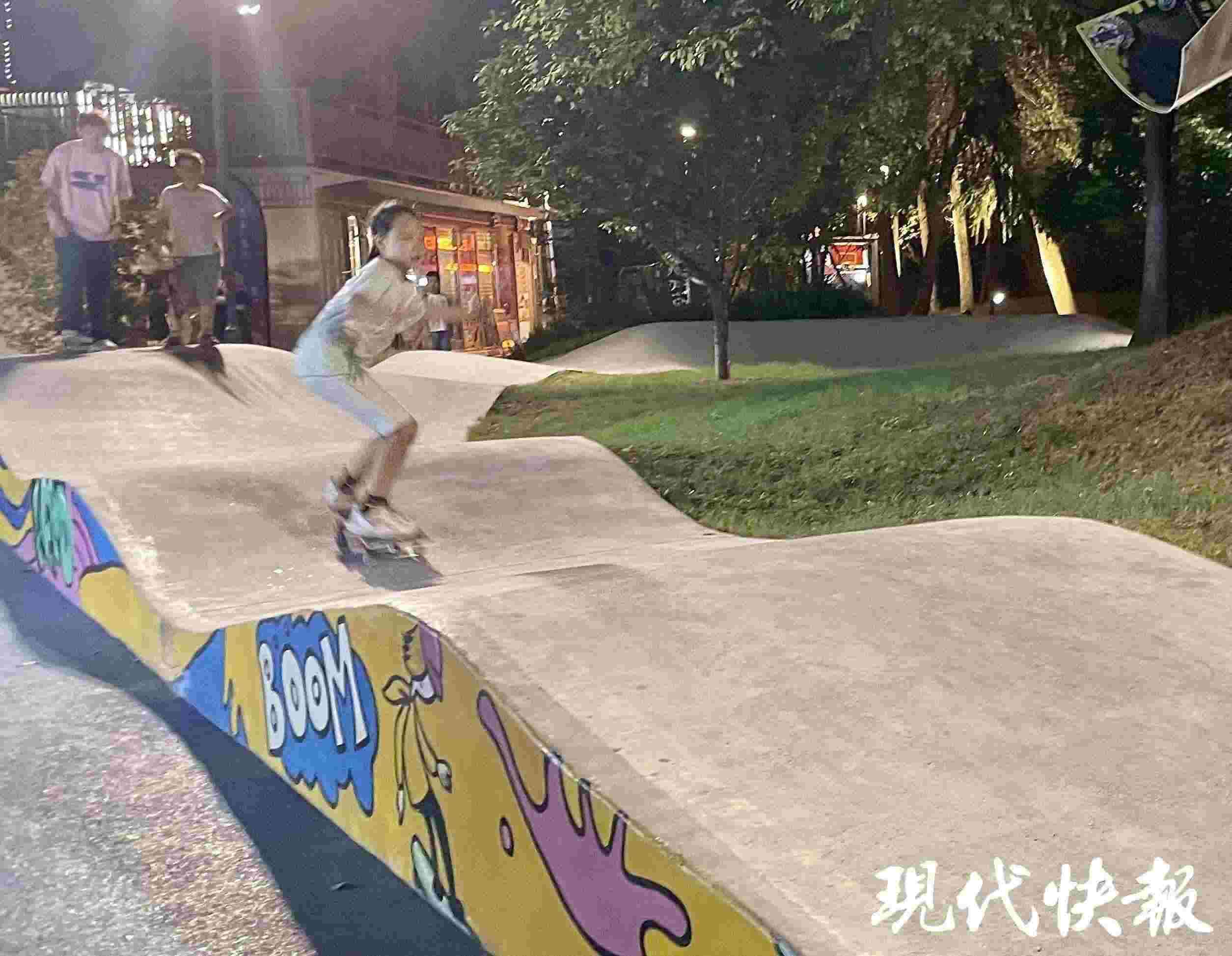 南京西城·夜未央的滑板場(chǎng)地上,一群青少年正在玩滑板