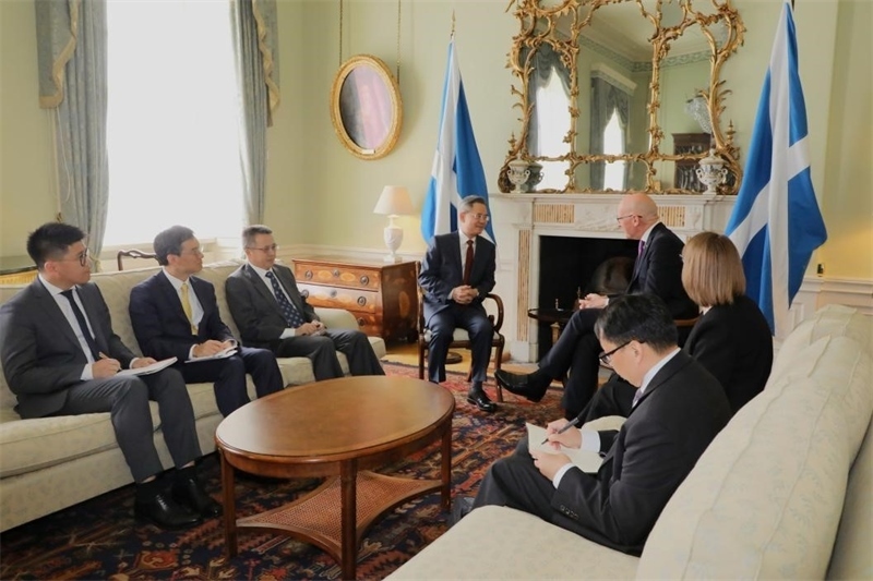 中國(guó)駐英國(guó)大使鄭澤光在愛丁堡會(huì)見蘇格蘭首席部長(zhǎng)斯溫尼。中國(guó)駐英國(guó)使館供圖