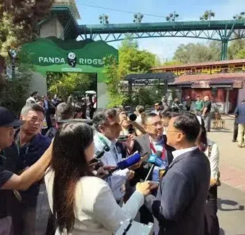 謝鋒大使現(xiàn)場(chǎng)接受記者采訪。中國駐美大使館供圖