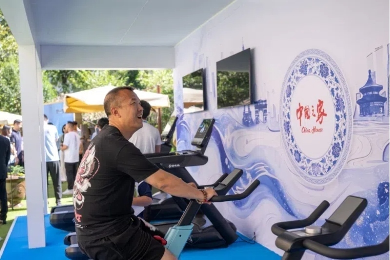 參觀者在智慧體育公園體驗(yàn)動(dòng)感單車。巴黎