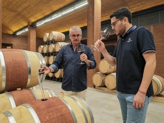  8月7日，尼古拉·格里馬（左）與同事在酒窖中。新華社記者 劉海 攝