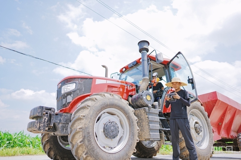 王銘欣正盯著遙控器操作無人機(央廣網(wǎng)記者 張羲輪 攝)