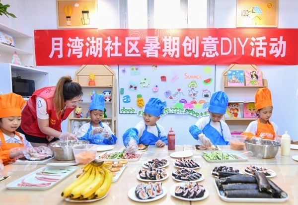 漯河市月灣湖社區(qū)青少年活動室里，志愿者教孩子們做手工。 齊國霞攝