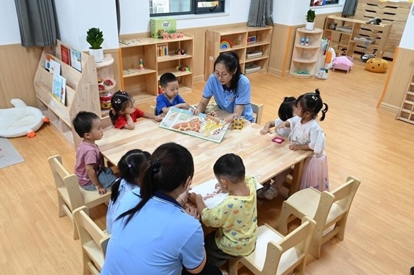 鄭州市金水區(qū)杜嶺街道工會專門開設(shè)了低幼兒童托管班。人民網(wǎng)記者王玉興攝