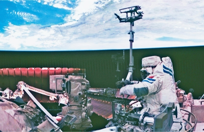 黨的十八大以來，我國科技事業(yè)取得歷史性成就、發(fā)生歷史性變革，科技自立自強成果持續(xù)涌現(xiàn)。圖為2024年7月3日在北京航天飛行控制中心拍攝的神舟十八號航天員李聰在空間站組合體艙外作業(yè)的畫面。 新華社記者 郭中正/攝