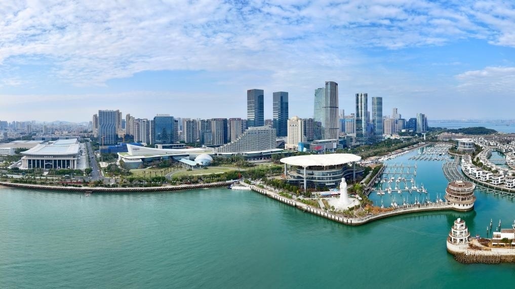 2024年1月24日拍攝的廈門國際會議中心、環(huán)島路一帶濱海城市景觀。新華社記者姜克紅攝