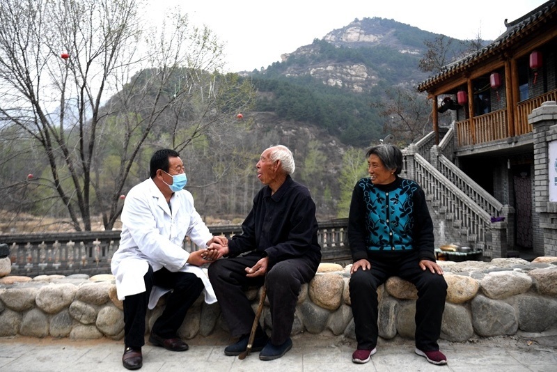 2020年4月15日，在河北阜平縣龍泉關(guān)鎮(zhèn)駱駝灣村，村醫(yī)霍建國為村民把脈。