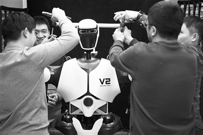 科研人員在調試機器人。新華社記者 金立旺攝