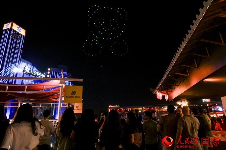 當(dāng)?shù)孛癖娪^看無人機(jī)表演。人民網(wǎng)記者 宋亦然攝