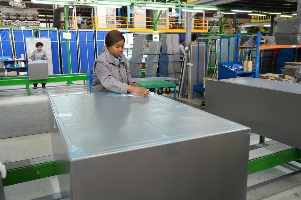 8月14日，在南非開(kāi)普敦，當(dāng)?shù)貑T工在海信南非工業(yè)園的冰箱生產(chǎn)線上工作。新華社記者王雷攝