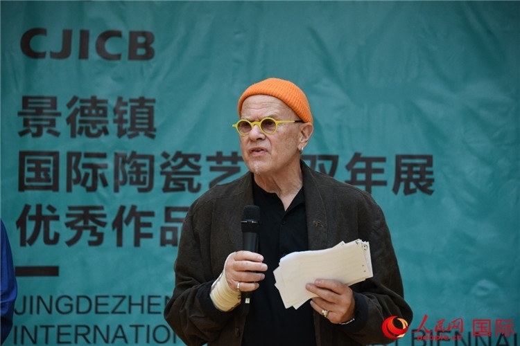 瑞典藝術(shù)家托比恩·卡爾斯博致辭。人民網(wǎng)記者 殷淼攝