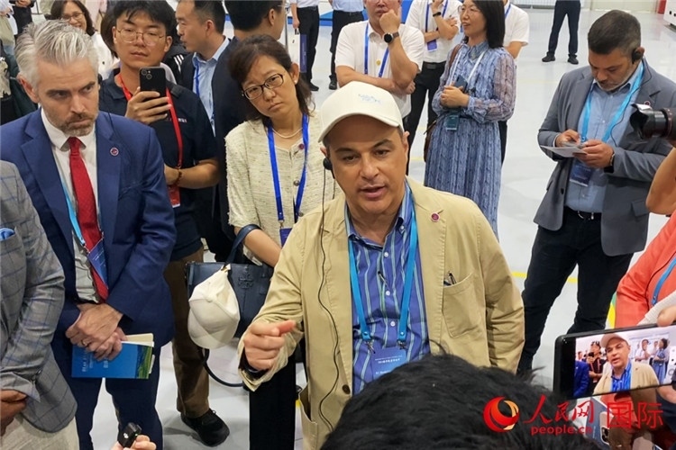 阿根廷駐華大使馬致遠(yuǎn)與億華通動(dòng)力科技有限公司總經(jīng)理于民討論關(guān)切問(wèn)題。人民網(wǎng) 宋歌攝