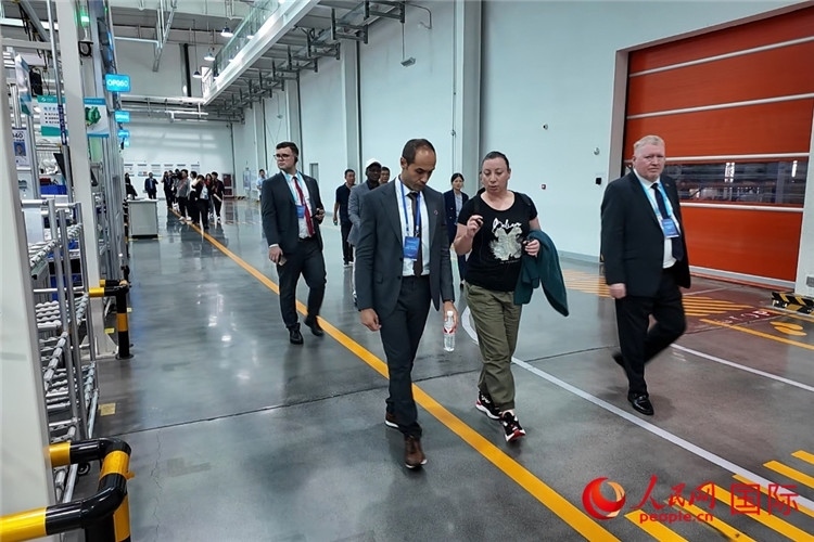 駐華外交官和國(guó)際組織駐華代表參觀億華通動(dòng)力科技有限公司生產(chǎn)車間。人民網(wǎng)記者 方童攝